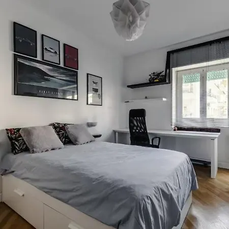 Privatunterkunft Large With Private Bathroom